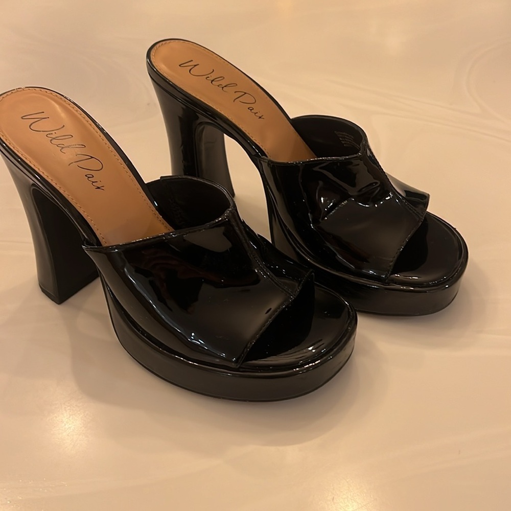 Wild Pair Clohve Platform Slide Black Patent Mules Sz 8.5